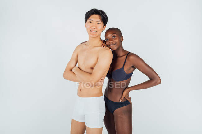 Retrato de pareja usando ropa interior - foto de stock