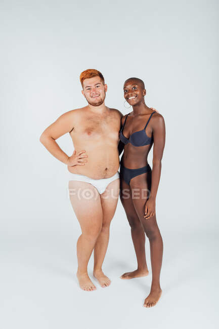 Retrato de pareja joven en ropa interior, longitud completa - foto de stock