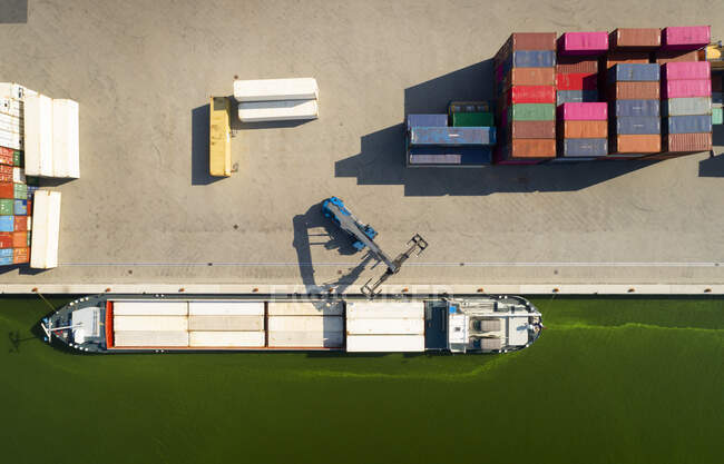 Contenitori immagazzinati in un terminale, al confine con il lago IJsselmeer, — Foto stock