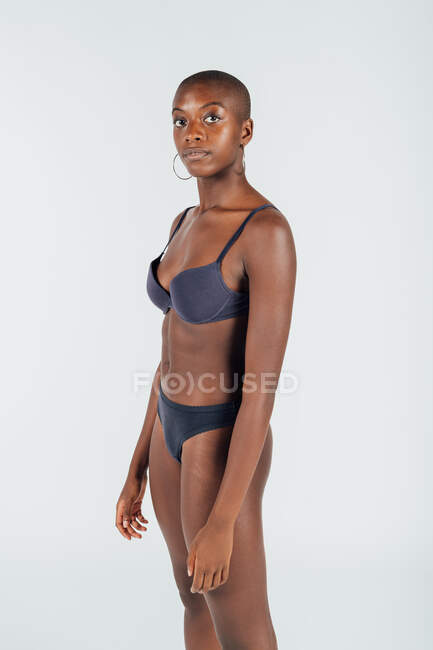 Portrait d'une jeune femme portant des sous-vêtements — Photo de stock