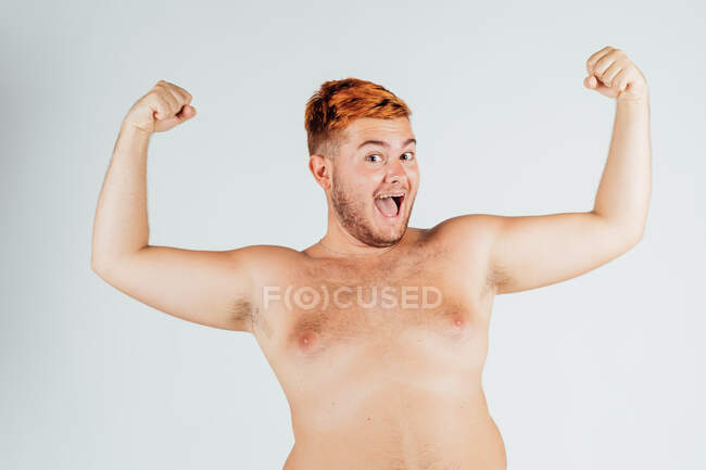Hombre joven con el pecho desnudo, flexionando los músculos - foto de stock