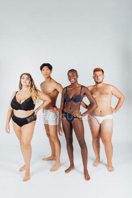 Quattro giovani fiduciosi, indossando biancheria intima — Foto stock