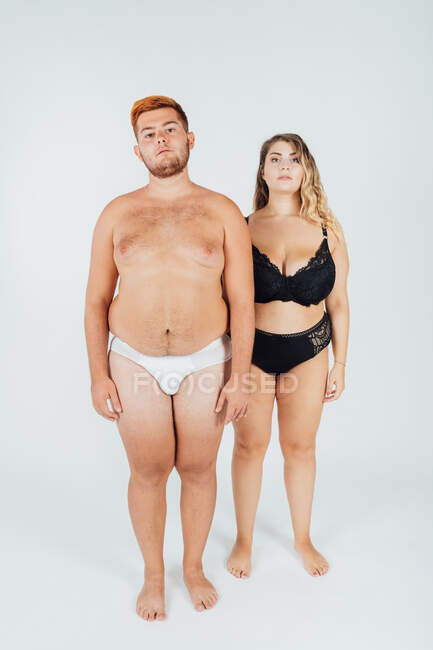 Jeune couple portant des sous-vêtements, pleine longueur — Photo de stock