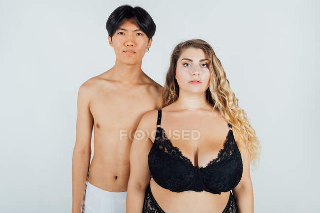 Retrato de una pareja joven usando ropa interior - foto de stock