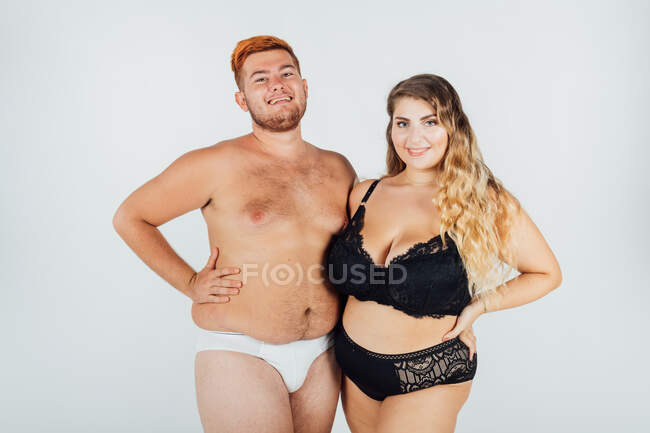 Fiduciosa giovane coppia che indossa biancheria intima — Foto stock