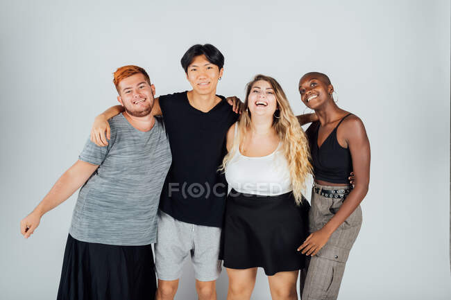 Retrato de estudio, cuatro amigos adultos jóvenes - foto de stock