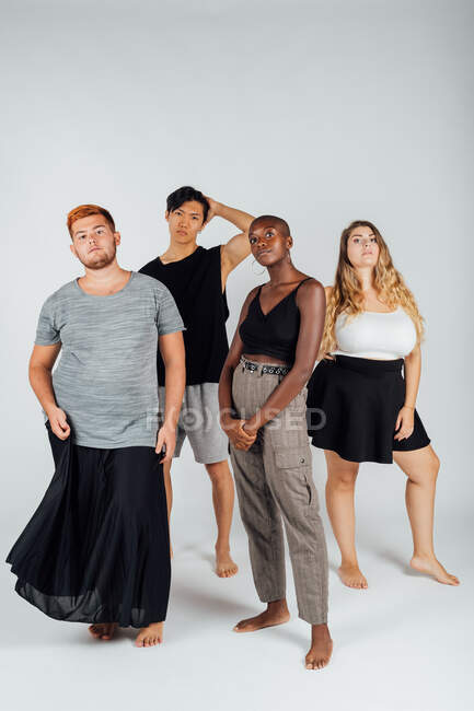 Portrait studio de jeunes adultes diversifiés — Photo de stock