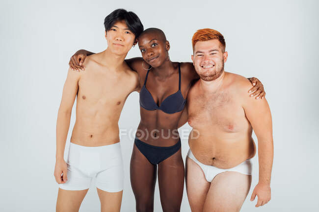 Amici di sesso femminile e maschile che indossano biancheria intima — Foto stock