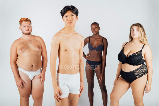 Vier junge Männer und Frauen in Unterwäsche — Stockfoto