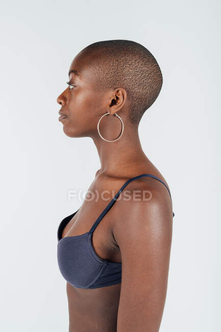 Portrait d'une jeune femme avec tête rasée, portant un soutien-gorge — Photo de stock
