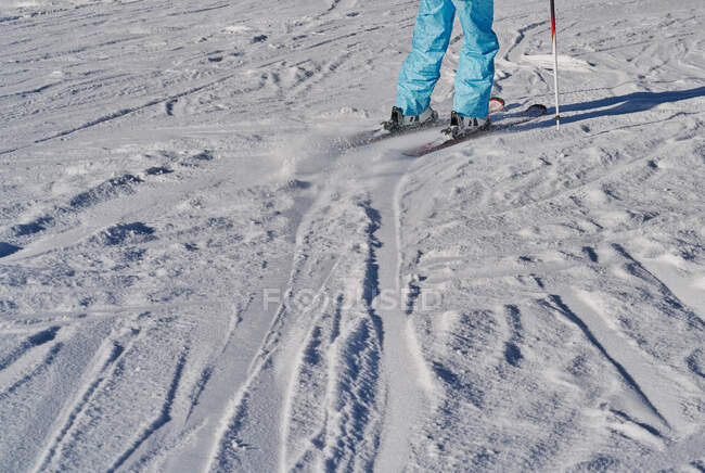 Розбитий вигляд, люди катаються на лижах у Формігалі (Іспанія). — стокове фото