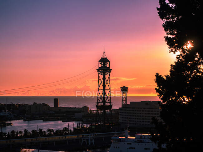 Coucher de soleil au port avec téléphérique, Barcelone, Espagne — Photo de stock