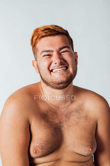 Ritratto di un giovane uomo a petto nudo, sorridente — Foto stock