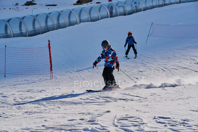 Crianças esquiando em Formigal, Espanha — Fotografia de Stock