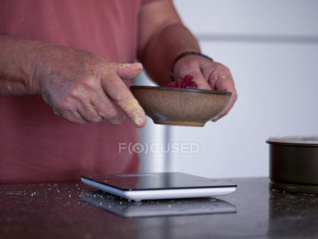 Mann wägt Zutaten für Kuchen ab — Stockfoto