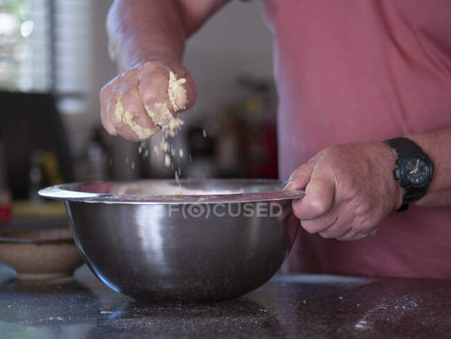 Mann mixt Zutaten für Kuchen — Stockfoto