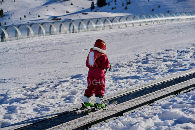 Bambino sugli impianti di risalita a nastro trasportatore, località sciistica Formigal, Spagna — Foto stock