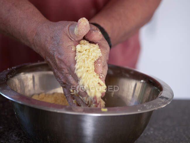 Man mixing ingredients for cake — Stock Photo