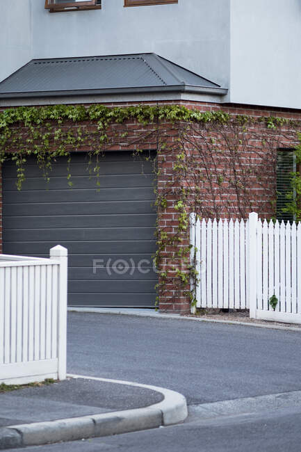 Дом с гаражом, Мельбурн, Австралия — стоковое фото