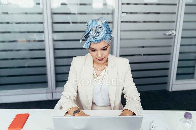 Бізнес-леді, що працює на ноутбуці — стокове фото