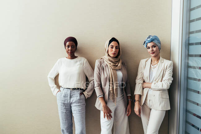 Портрет трех женщин-коллег в офисе — стоковое фото