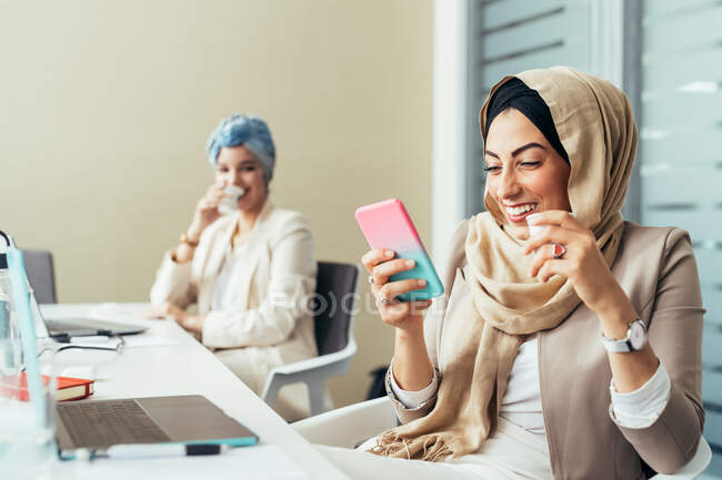 Businesswoman in office, using phone — Stock Photo