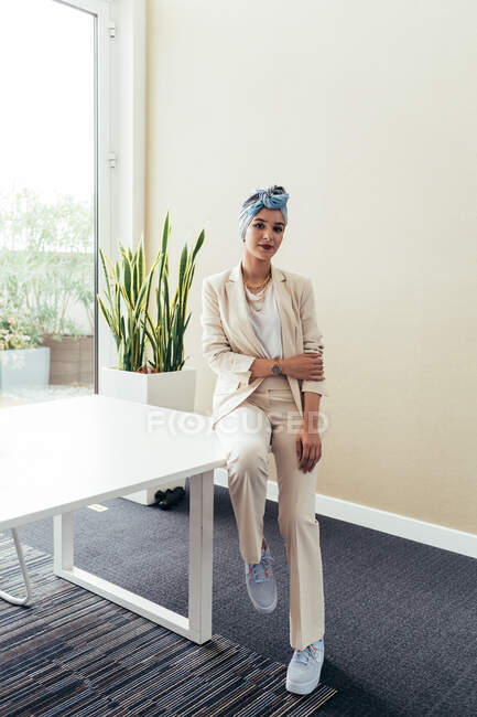 Retrato de mulher de negócios no cargo — Fotografia de Stock