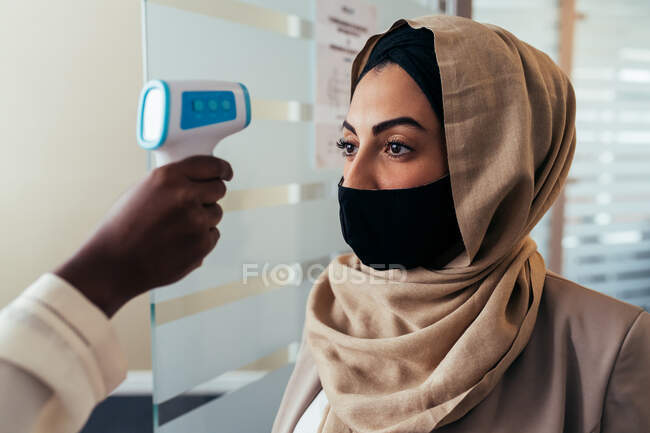 Mulher com verificação de temperatura — Fotografia de Stock