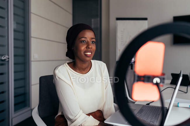 Предпринимательница, работающая в офисе — стоковое фото