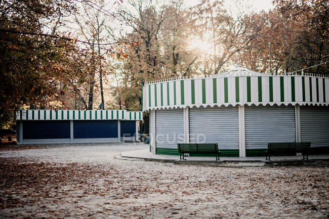 Quioscos cerrados en el parque durante 2020 Covid-19 Lockdown, Milán, I - foto de stock