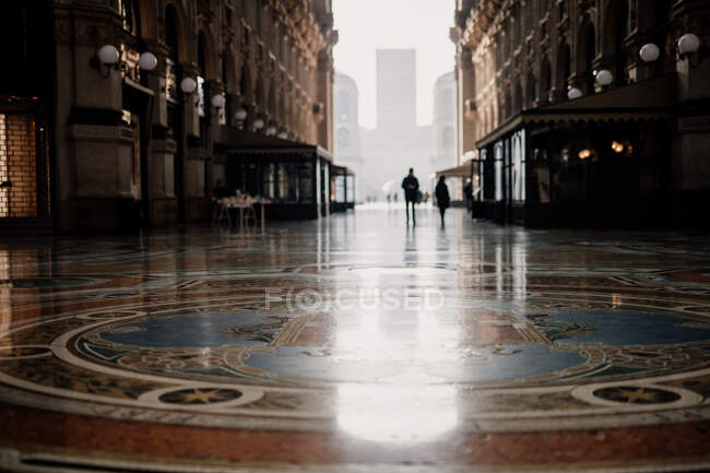 Тихая сцена в галерее Витторио Эмануэле II в течение 2020 года Covid-1 — стоковое фото