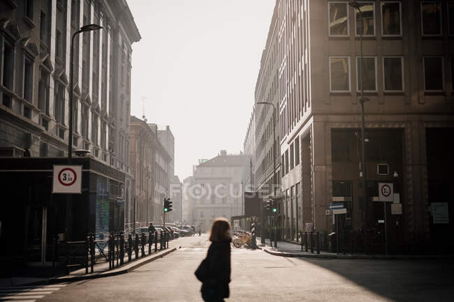 Personne dans la rue calme de la ville en 2020 Covid-19 Lockdown, Milan — Photo de stock