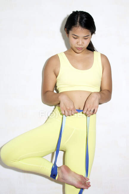 Contortionist using resistance band — Stock Photo