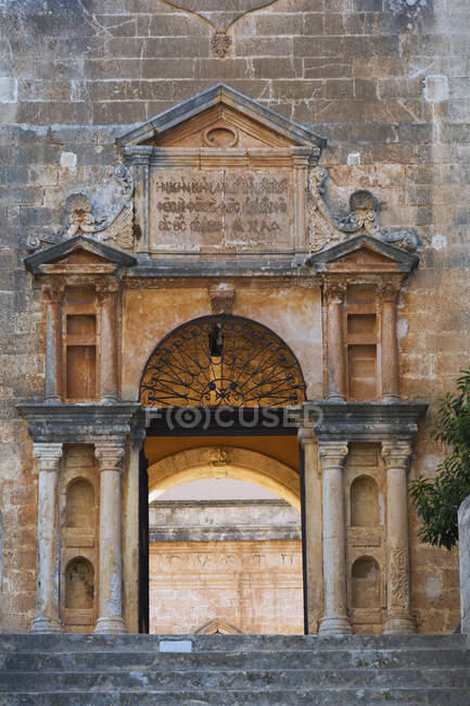Escaleras de piedra y entrada arqueada con columnas dóricas en el Monasterio de la Santísima Trinidad (Agia Triada), Península de Akrotiri, región de Chania, Isla de Creta, Grecia - foto de stock