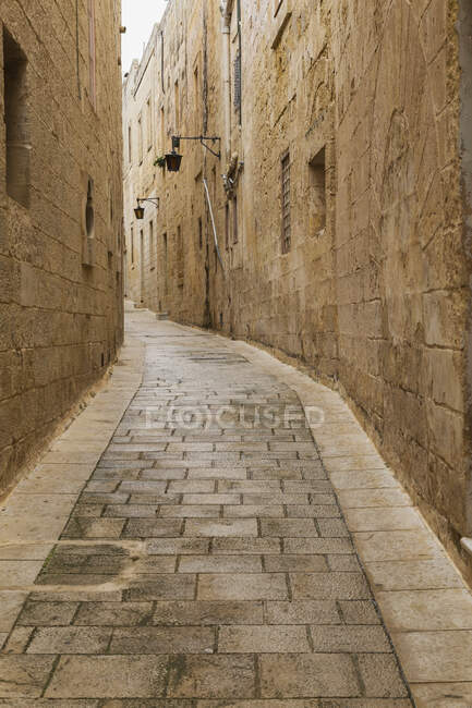 Alleyway na antiga cidade medieval de Mdina, Malta — Fotografia de Stock