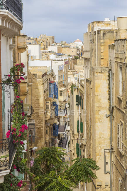 Edifícios antigos de apartamentos arquitetônicos com varandas maltesas, Valletta, Malta — Fotografia de Stock