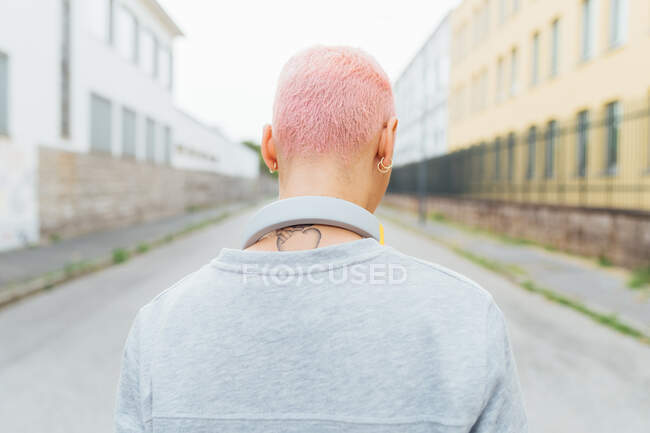 Vista trasera de mujer joven con el pelo corto de color rosa - foto de stock