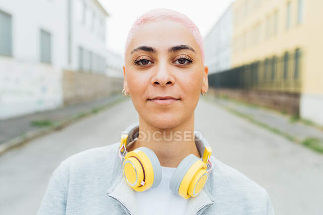 Cabeza y debe retrato de mujer joven con auriculares - foto de stock
