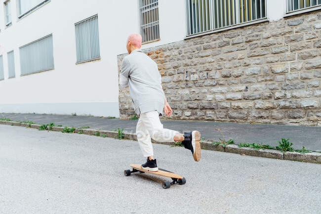 Skateboarder en mouvement sur la rue — Photo de stock