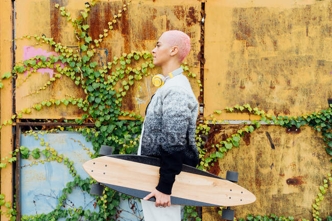 Vista laterale ritratto di uno skateboarder — Foto stock