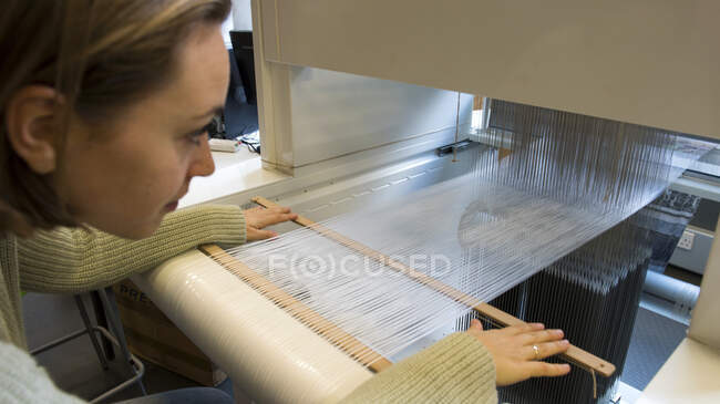 Estudiante tejiendo con telar - foto de stock