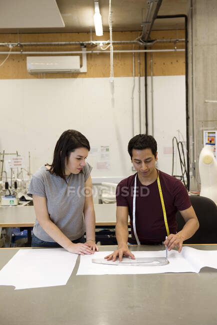 Estudiantes de moda trabajando en diseño - foto de stock