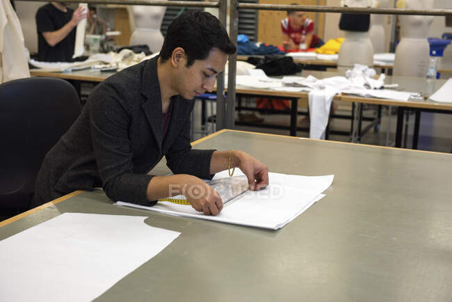 Estudante de moda trabalhando em design — Fotografia de Stock