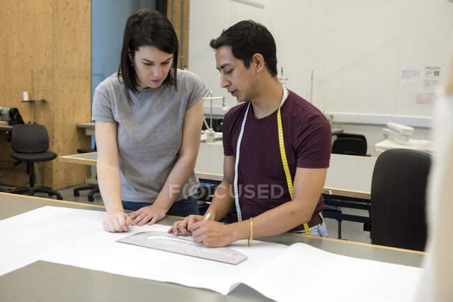 Modestudenten arbeiten an Design — Stockfoto