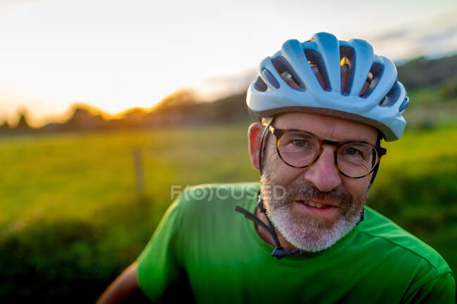 Retrato de un ciclista al aire libre - foto de stock