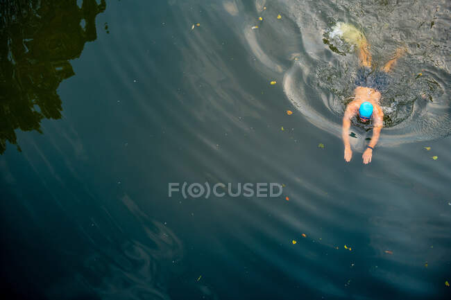 Man wild swimming in river, overhead view, River Wey, Surrey, UK — Stock Photo
