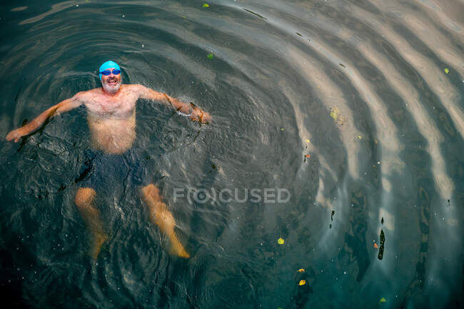 Man wild swimming in river, vista aerea, River Wey, Surrey, Regno Unito — Foto stock