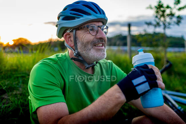 Ciclista com garrafa de água — Fotografia de Stock