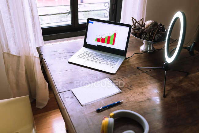 Домашня робота встановлена з ноутбуком і кільцевим світлом — стокове фото
