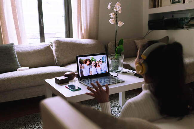 Jovem mulher usando laptop para chamada de vídeo — Fotografia de Stock